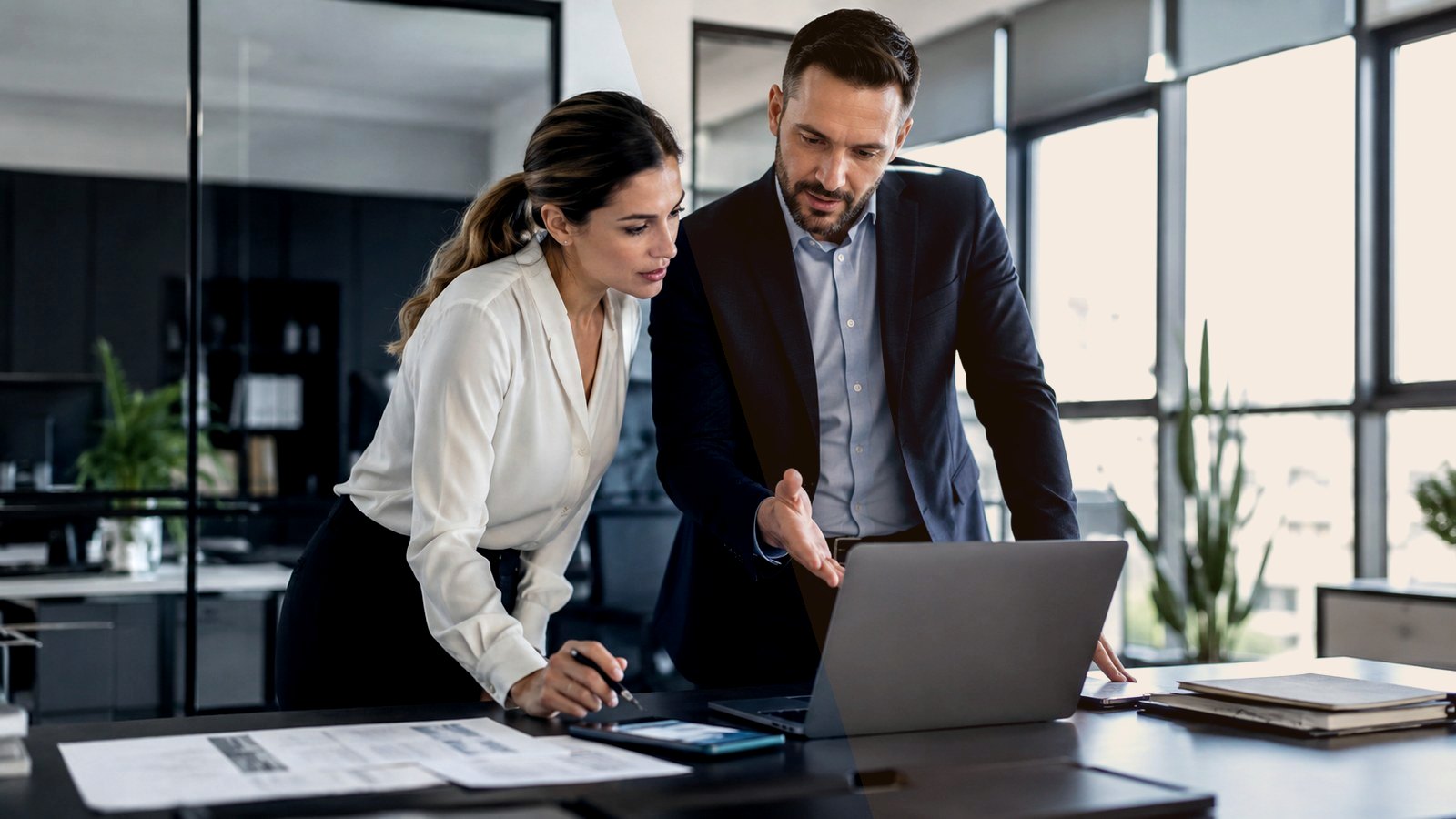 Professionnels analysant des documents dans un bureau